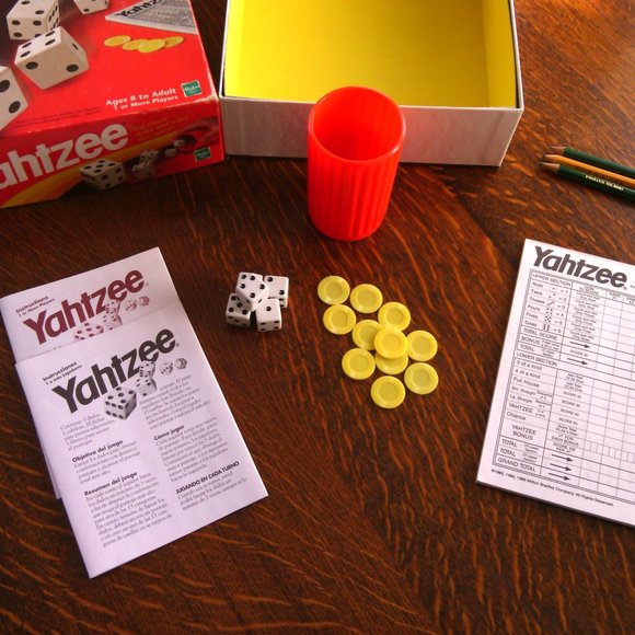 Yahtzee classic dice game played 5 dice Strategies English Spanish high-scoring - Picture 4 of 16
